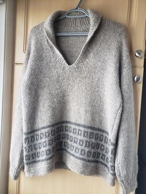 Handmade Men's 100% Wool Gray V-Neck Knit Sweater with Patterned Hem